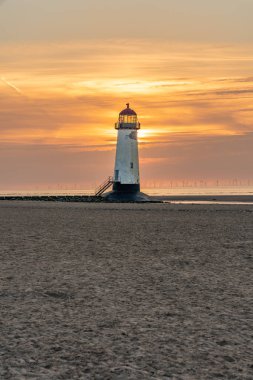Talacre, Flintshire yakınlarındaki Ayr Deniz fenerinde gün batımı, Clwyd, Galler, İngiltere