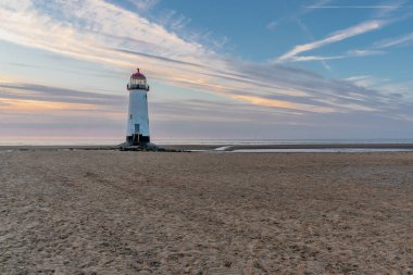 Akşamları Talacre, Flintshire yakınlarındaki Ayr Deniz fenerinde Clwyd, Galler, İngiltere