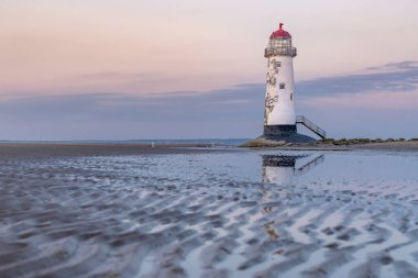 Akşamları Talacre, Flintshire yakınlarındaki Ayr Deniz fenerinde Clwyd, Galler, İngiltere