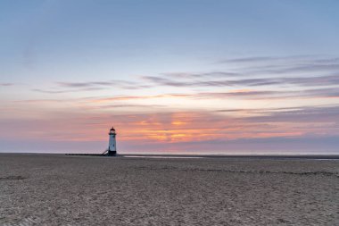 Talacre, Flintshire yakınlarındaki Ayr Deniz fenerinde gün batımı, Clwyd, Galler, İngiltere