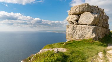 Portland Adası, Jurassic Coast, Dorset, İngiltere 'deki Güney Batı Yakası Yolu' ndaki kayalar.
