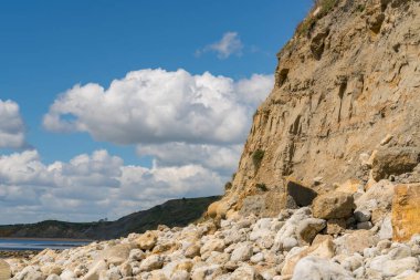 Osmington Körfezi üzerindeki bulutlar, Weymouth yakınlarındaki Osmington Mills, Jurassic Coast, Dorset, İngiltere