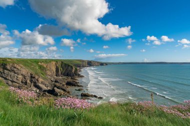 Nolton Haven, Pembrokeshire, Dyfed, Wales, İngiltere yakınlarındaki Madoc 's Haven' da sahil ve bulutlar.