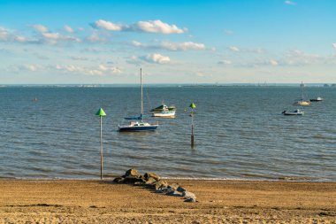 Thames nehrinin kıyısında, Essex, İngiltere ve İngiltere 'de görülen tekneler.