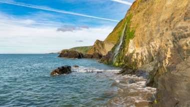 Tresaith, Ceredigion, Dyfed, Wales, İngiltere 'de nehir şelalesi denize dökülüyor.