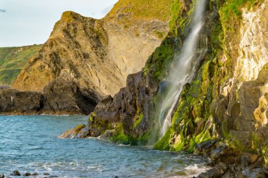 Tresaith, Ceredigion, Dyfed, Wales, İngiltere 'de nehir şelalesi denize dökülüyor.