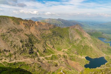 Snowdon Dağı, Snowdonia, Gwynedd, Galler, İngiltere - Garnedd Ugain, Crib Goch, Glaslyn ve Llyn Llydaw 'a bakıyor.