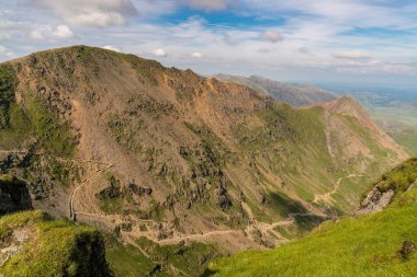 Snowdon Dağı, Snowdonia, Gwynedd, Galler, İngiltere 'den Garnedd Ugain ve Llyn Padarn' ın kuzeyine bakıyor.