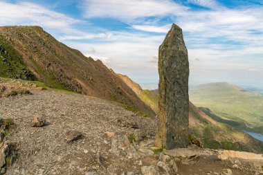 Snowdonia, Gwynedd, Galler, İngiltere yakınlarındaki Llanberis Yolu 'nda bir taş yığını. Arka planda Llyn Llydaw var.
