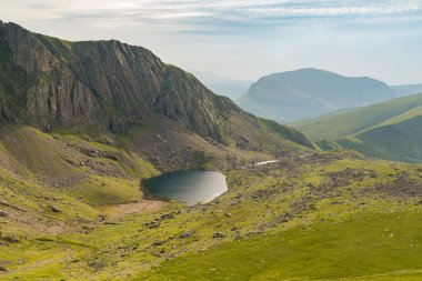Llanberis Yolu 'nda Snowdon Dağı' ndan inen Snowdonia, Gwynedd, Wales, İngiltere Llyn Du 'r Arddu ve Clogwyn Coch' a bakıyor.