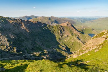 Llanberis Yolu, Snowdonia, Gwynedd, Wales, İngiltere - kuzeydoğudaki Crib Goch ve Llyn Llydaw 'a bakıyor.