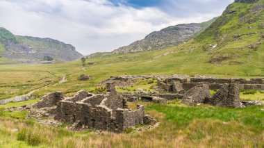 Blaenau Ffestiniog, Gwynedd, Galler, İngiltere yakınlarındaki kullanılmayan Conglog Quarry Mill harabeleri.