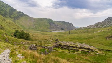 Blaenau Ffestiniog, Gwynedd, Galler, İngiltere yakınlarındaki kullanılmayan Conglog Quarry Mill harabeleri.