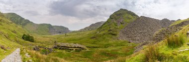 Blaenau Ffestiniog, Gwynedd, Galler, İngiltere yakınlarındaki kullanılmayan Conglog Quarry Mill harabeleri.