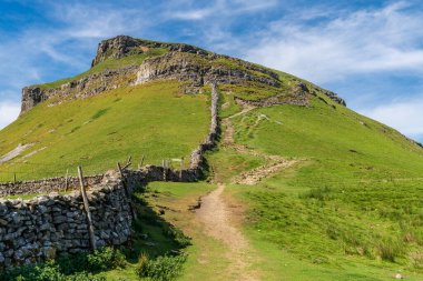 Pennine Yolu 'ndaki Yorkshire Dales manzarası Ribblesdale' de Halton Gill ve Horton arasında Pen-Y-Ghent arka planda, Kuzey Yorkshire, İngiltere, İngiltere