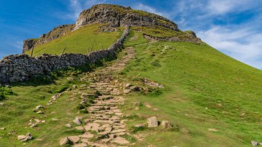 Pennine Yolu 'ndaki Yorkshire Dales manzarası Ribblesdale' de Halton Gill ve Horton arasında Pen-Y-Ghent arka planda, Kuzey Yorkshire, İngiltere, İngiltere