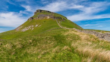Pennine Yolu 'ndaki Yorkshire Dales manzarası Ribblesdale' de Halton Gill ve Horton arasında Pen-Y-Ghent arka planda, Kuzey Yorkshire, İngiltere, İngiltere