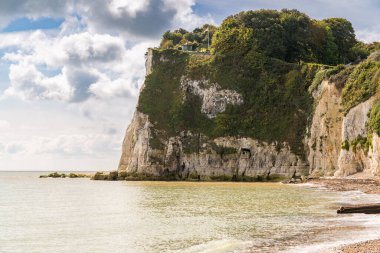 Dover, Kent, İngiltere, İngiltere yakınlarındaki Cliffe 'deki İngiliz Kanalı' nda beyaz kayalıklar ve plaj.