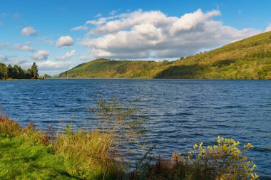 The Talybont Reservoir 'da arka planda Tor y Foel, Powys, Galler, İngiltere