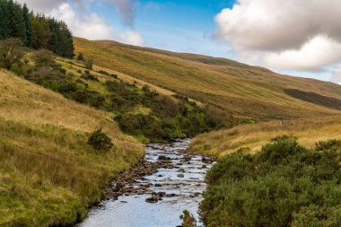 Powys, Galler, İngiltere 'de Ystradfellte yakınlarında Afon Llia.