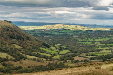 Brecon Beacons Ulusal Parkı 'ndaki manzara Powys, Galler, İngiltere' de Ystradfellte yakınlarında Sarn Helen 'dan görüldü.