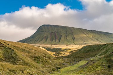 Carmarthen taraftarı Bannau Sir Gaer (Picws Du) üzerindeki bulutlar Carmarthenshire, Dyfed, Wales, İngiltere