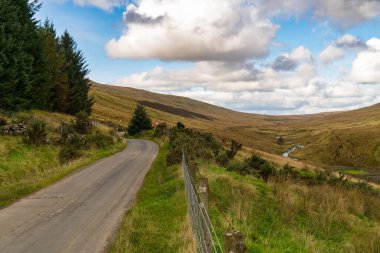 Bir bulut gününde kırsal yol, Powys, Galler, İngiltere 'de Ystradfellte yakınlarında.