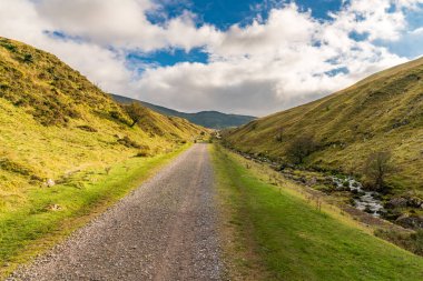 Brecon Beacons Ulusal Parkı 'ndaki manzara Carmarthenshire, Dyfed, Wales, İngiltere' deki Llyn y Fan Fach 'e gidiyor.
