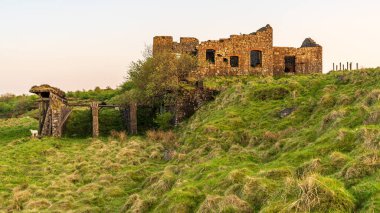 Cleobury North, Shropshire, İngiltere yakınlarındaki Abdon Burf, Brown Clee Hill 'in tepesindeki eski taş ocaklarının kalıntıları.