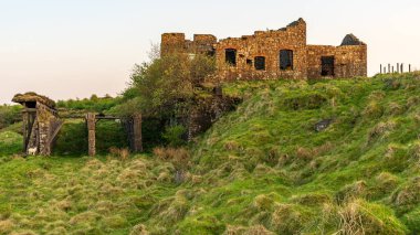 Cleobury North, Shropshire, İngiltere yakınlarındaki Abdon Burf, Brown Clee Hill 'in tepesindeki eski taş ocaklarının kalıntıları.