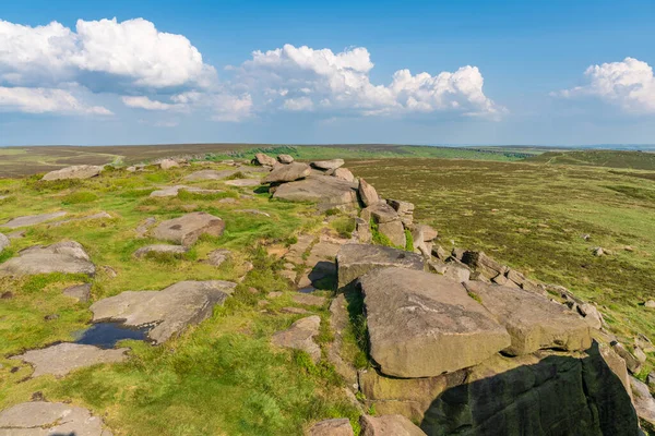 Doğu Midlands, Peak District, Derbyshire, İngiltere 'de Hathersage yakınlarındaki Stanage Edge' in tepesinde.