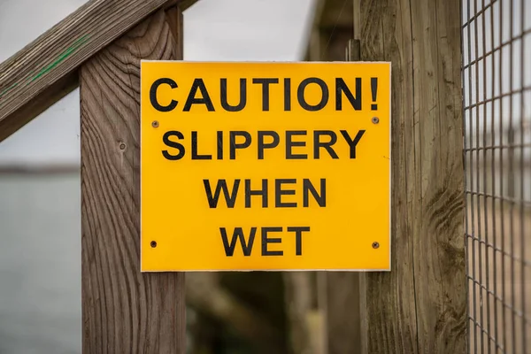Знак Осторожно Скользкий Мокрый Видели Amble Нортумберленде Англия Великобритания — стоковое фото
