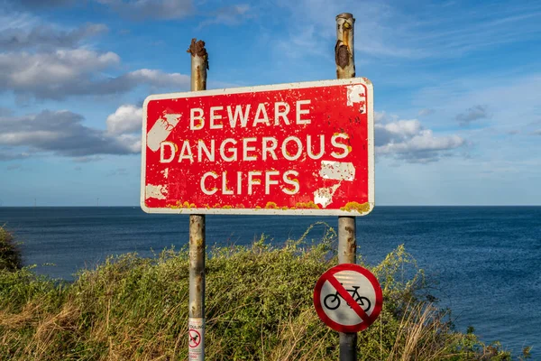 Schild Vorsicht Gefährliche Klippen Gesehen Hartley Northumberland England — Stockfoto