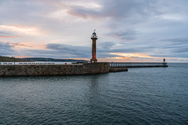 Luz Noturna Sobre West Pier Whitby Harbour North Yorkshire Inglaterra — Fotografia de Stock