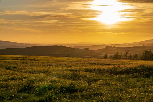 Kuzey Yorkshire, İngiltere yakınlarındaki Yorkshire Dales üzerinde gün batımı