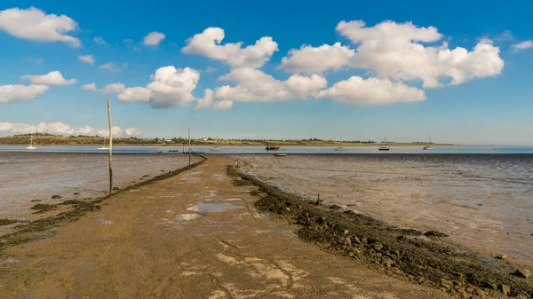 Bateaux Dans Les Marais Oare Avec Île Sheppey Arrière Plan — Photo