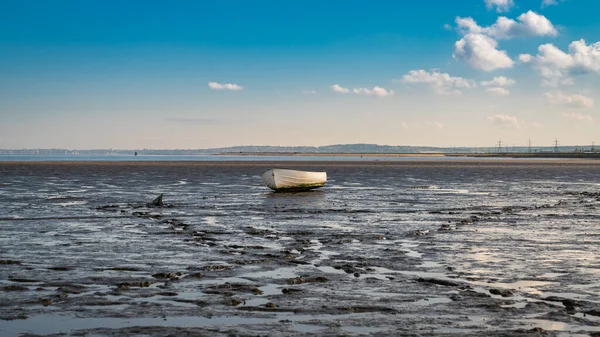 英国肯特郡法弗沙姆附近的一艘背景为肯特郡北海海岸的燕麦沼泽中的船 — 图库照片