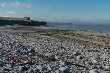 İngiltere, Somerset 'teki Kilve Beach' in taşları Bristol Kanalı 'na bakıyor.