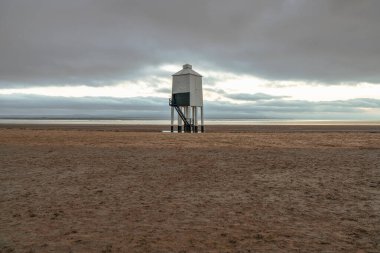 Burnham-on-Sea, Somerset, İngiltere 'deki Low Lighthouse' da bulutlu bir akşam.