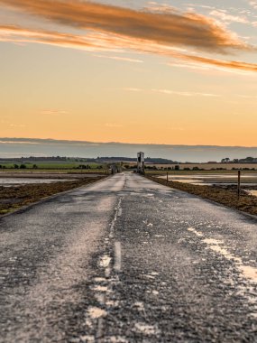 Akşam gökyüzü ve alçak gelgit Beal ve Kutsal Ada arasındaki yolda, Northumberland, İngiltere, İngiltere