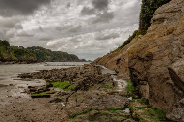 Bristol kanalı kıyılarında bulutlu bir gün Combe Martin, Kuzey Devon, İngiltere, İngiltere