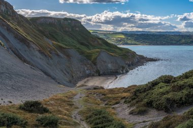 Kuzey Yorkshire, İngiltere 'deki Kuzey Denizi Kıyısı. Kettleness Point' teki eski taş ocağından Runswick Körfezi 'ne doğru bakıyor.