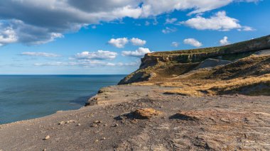 Kettleness Point, North Yorkshire, İngiltere 'deki eski taş ocağının üzerindeki bulutlar