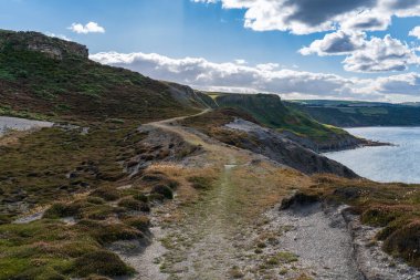 Kuzey Yorkshire, İngiltere 'deki Kuzey Denizi Kıyısı. Kettleness Point' teki eski taş ocağından Runswick Körfezi 'ne doğru bakıyor.