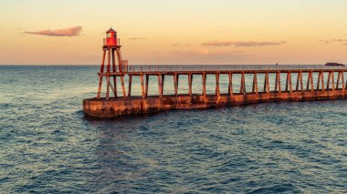 Whitby, Kuzey Yorkshire, İngiltere - Doğu İskelesi, Batı İskelesi 'nden görüldü.