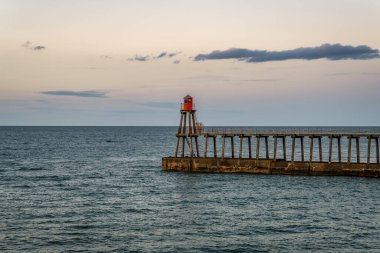 Whitby, Kuzey Yorkshire, İngiltere - Doğu İskelesi, Batı İskelesi 'nden görüldü.