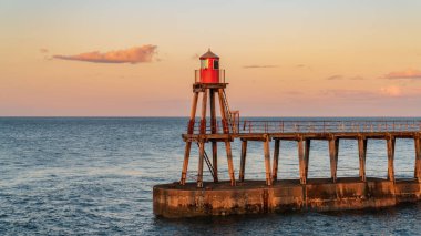 Whitby, Kuzey Yorkshire, İngiltere - Doğu İskelesi, Batı İskelesi 'nden görüldü.