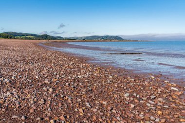 Blue Anchor, Somerset, İngiltere 'deki plaj Bristol kanalı ve Minehead' e bakıyor.