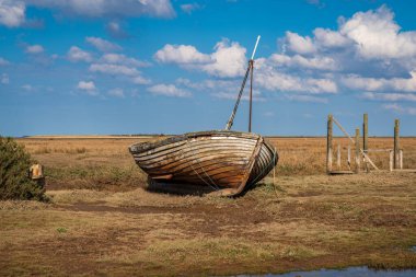 Thornham Old Harbour, Norfolk, İngiltere 'de eski bir ahşap yelkenli.