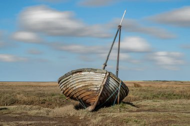 Thornham Old Harbour, Norfolk, İngiltere 'de eski bir ahşap yelkenli.